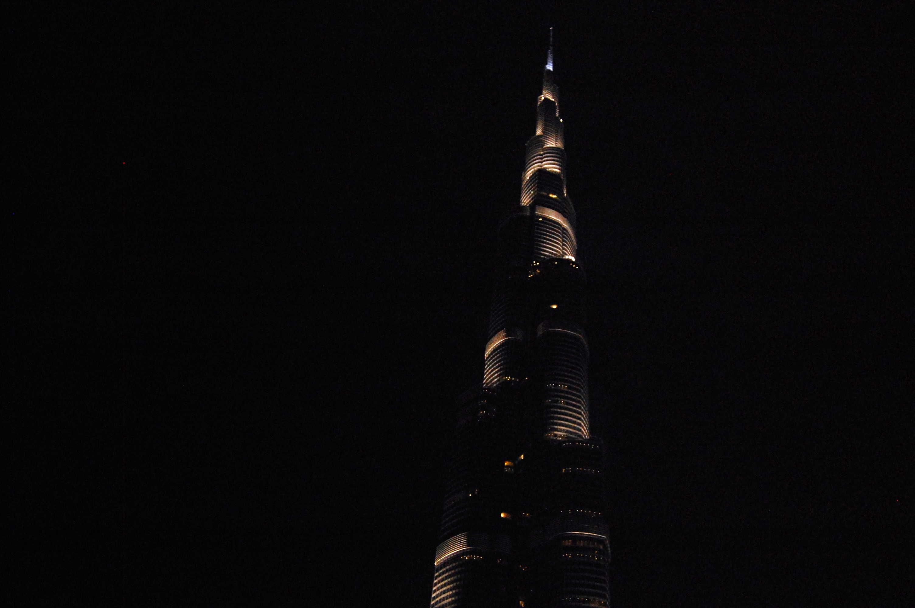 view of burj al khalifa outside dubai mall