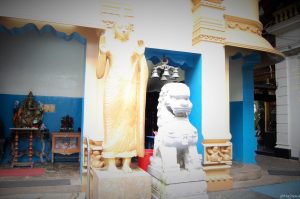 gold statue at Gangaramaya temple