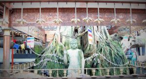 statue and tree, gangaramaya temple, sri lanka