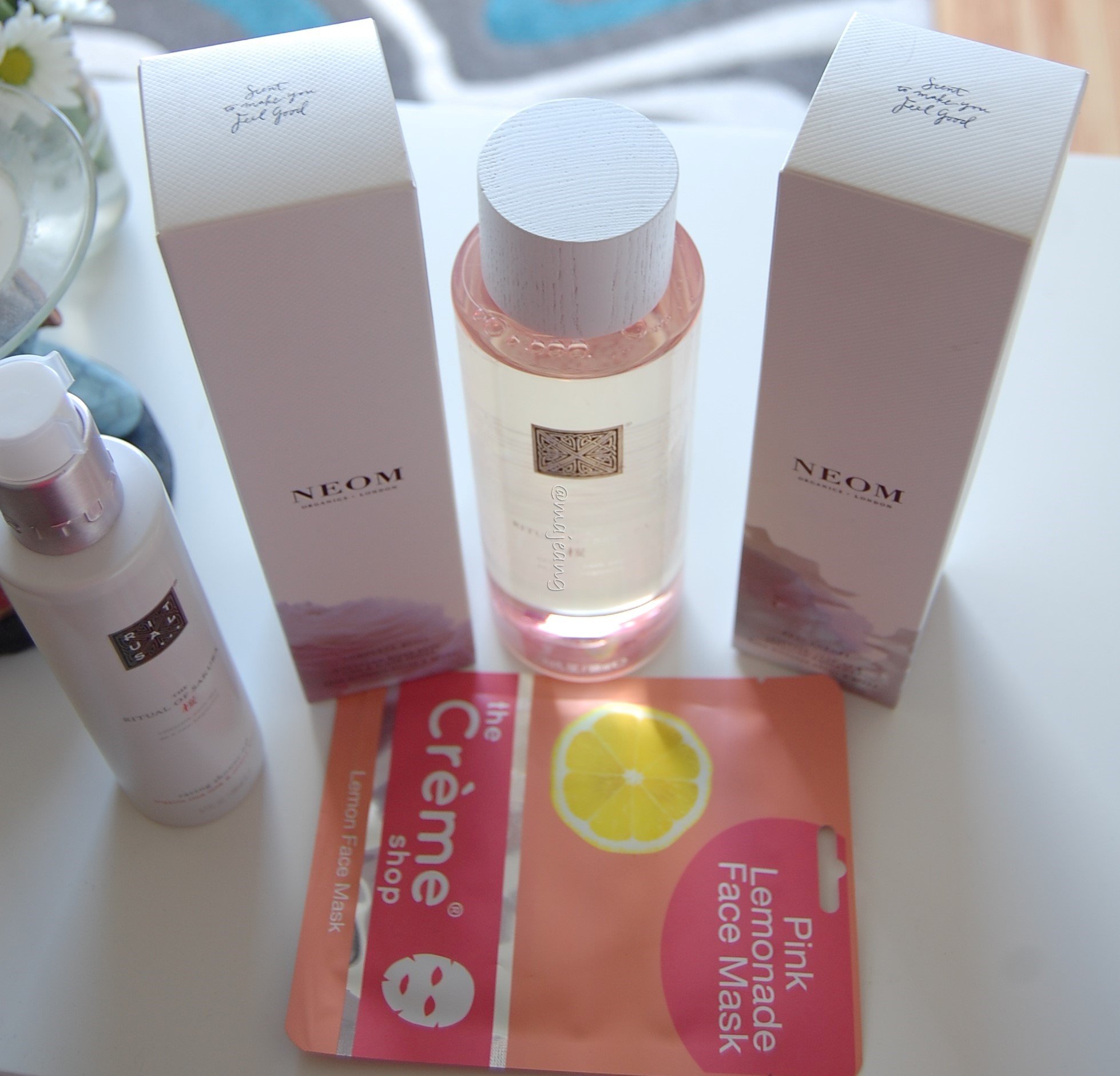 Neom, rituals and face mask