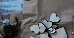 diy wreath wooden hearts