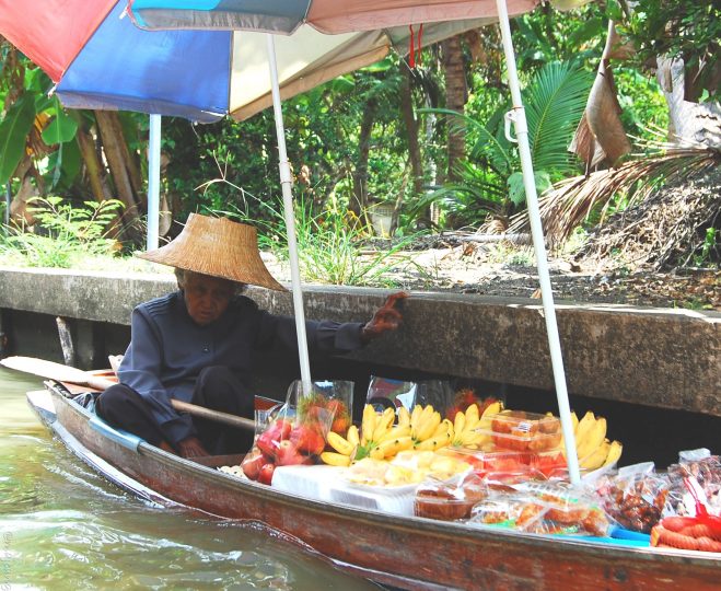 damnoen saduak floating market lady selling fruit